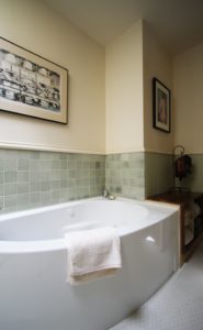 Bath Tub in Laurelhurst Bathroom